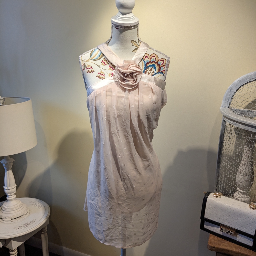 Elegant Sleeveless Blouse with Floral Detail